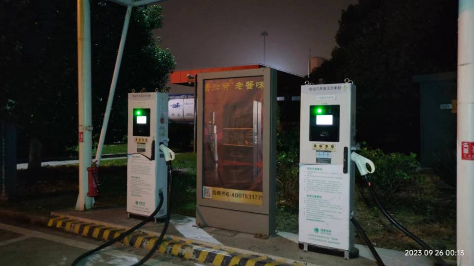 上海崇明区长兴岛服务区充电桩灯箱高速公路媒体灯箱