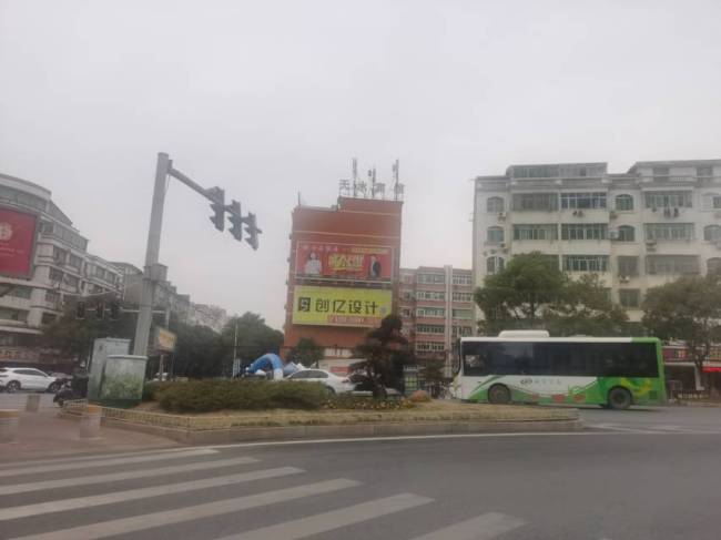 江西宜春高安希尔顿大酒店对面市区路中媒体多面翻大牌的图片