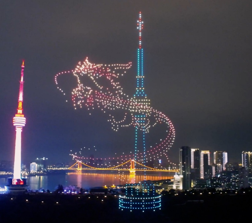 全国南京双子塔区域无人机光影秀空中飞行媒体创意定制造型