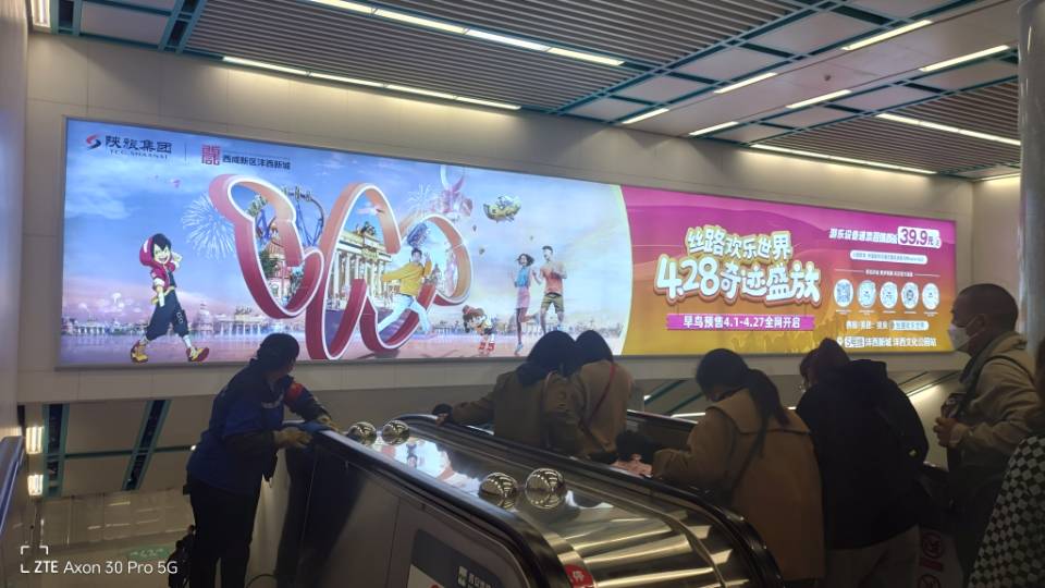 陕西西安西安北站到达层北区梯楣灯箱地铁轻轨媒体灯箱