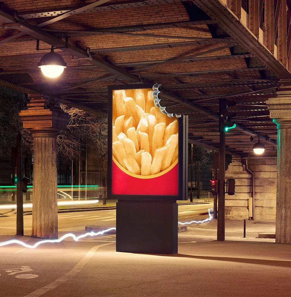 最近,在巴黎街头出现了一组有趣的户外广告,伫立在大街上的灯箱广告