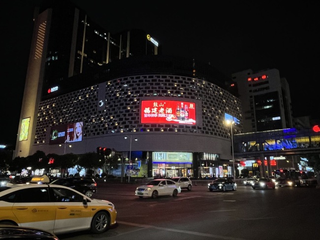 福建福州鼓楼区东街口东百中心A2馆地标建筑媒体LED屏的图片