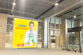 北京丰台区丰台站综合服务区墙面火车高铁媒体灯箱
