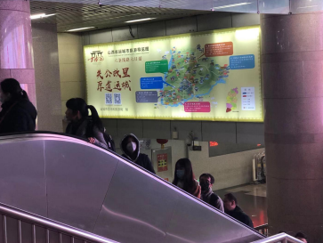 北京丰台区北京西站地铁排队大厅西通道（出京、回京换乘地铁必经之处）火车高铁媒体灯箱