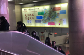 北京丰台区北京西站地铁排队大厅西通道（出京、回京换乘地铁必经之处）火车高铁媒体灯箱