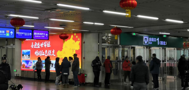 北京丰台区北京西站南北出口与地铁交汇处火车高铁媒体灯箱