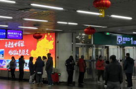北京丰台区北京西站南北出口与地铁交汇处火车高铁媒体灯箱