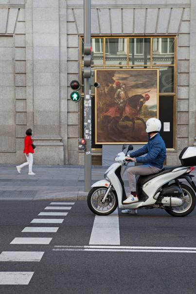 西班牙户外广告出奇招，艺术品出街受众必停留！