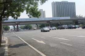 天津滨海新区黄海路与泰达大街交叉口北侧城市道路媒体通道护栏