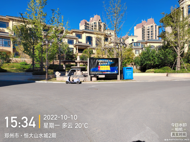 河南郑州管城区望湖·丽阳社区主干道灯箱的图片