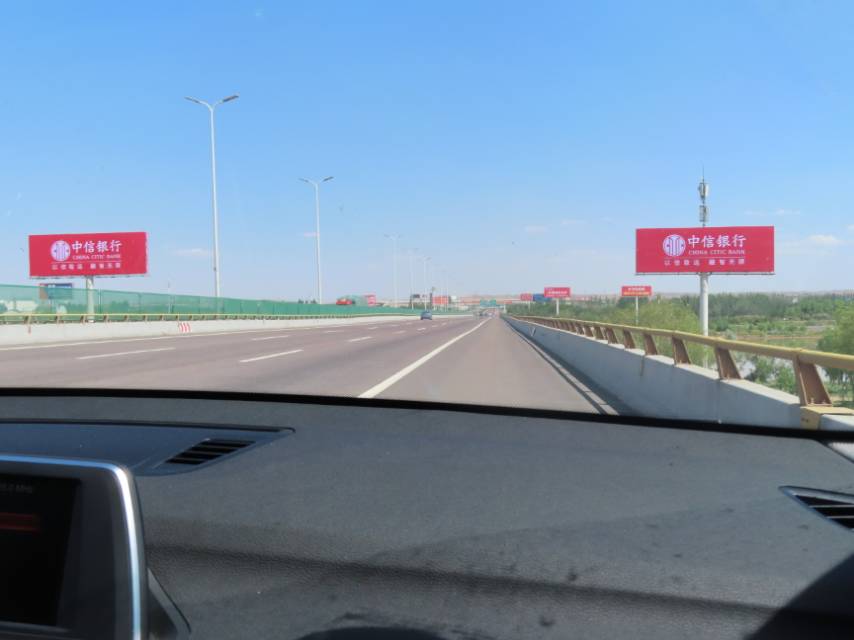宁夏银川银青(古)高速机场路黄河桥高速公路媒体多面翻大牌
