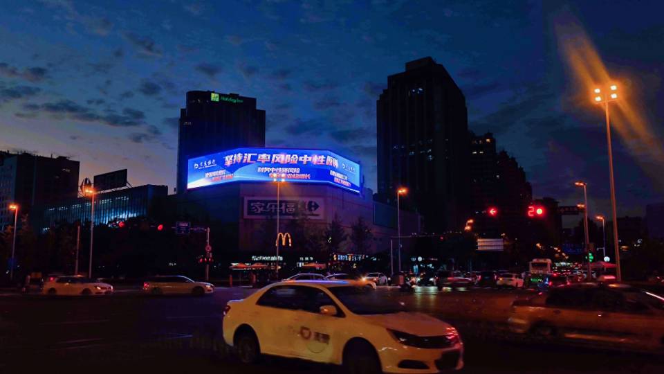 山东青岛市南区香港中路与南京路交汇处商超卖场媒体LED屏
