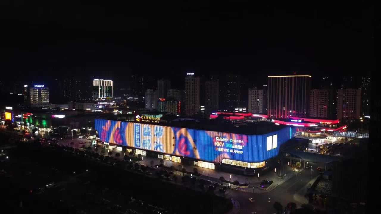 四川自贡自贡爱琴海购物中心地标建筑媒体灯光秀
