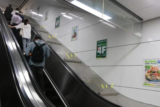 地铁扶梯广告优势，以及地铁车门贴广告怎么样?