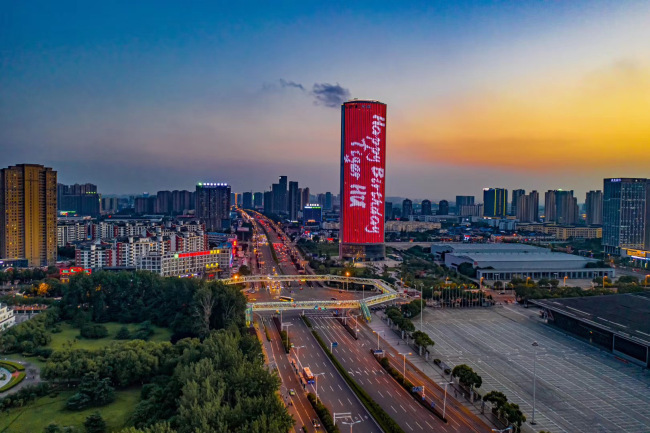 安徽合肥中区金寨路繁华大道交叉口城市道路霓虹/灯光秀的图片