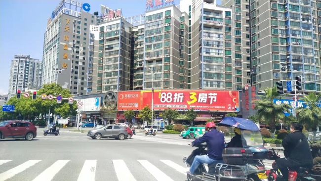湖南衡阳衡州大道与蒸湘南路交汇处湘南汽配城城市道路媒体多面翻大牌的图片