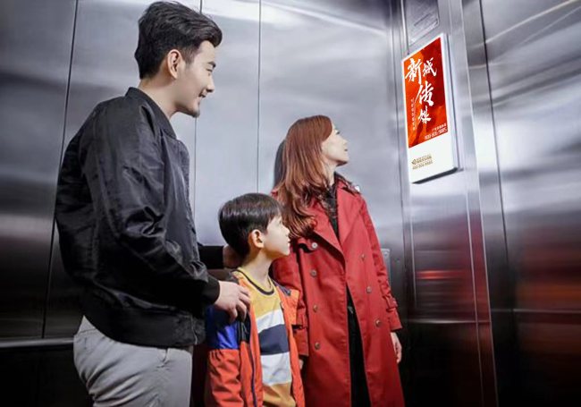 陕西宝鸡高新广场地标建筑电梯广告机的图片
