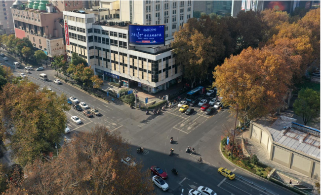 江苏南京秦淮区中山东路与洪武路交会处新华书店大楼墙体商超卖场LED屏的图片