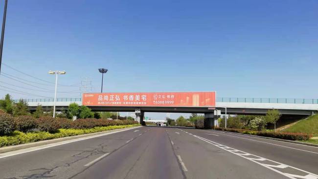 河南洛阳二广高速伊滨站科技大道跨街高速公路多面翻大牌的图片