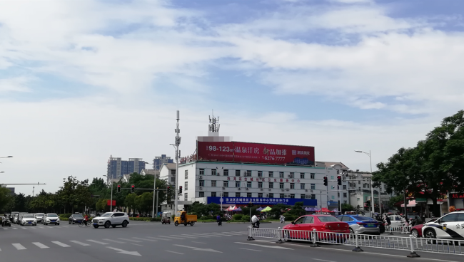河南洛阳洛龙区体育中心五环路学府街口古城社区服务中心楼顶文体场馆多面翻大牌的图片