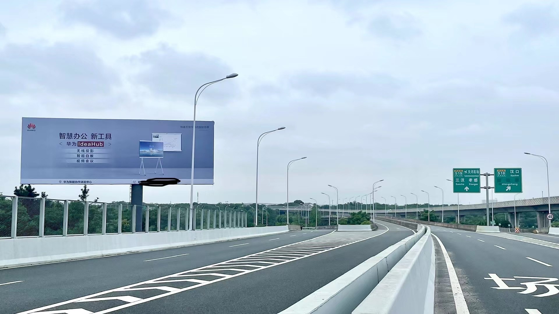 湖北武汉黄陂区机场高速与巨龙大道连接处K175+15机场单面大牌