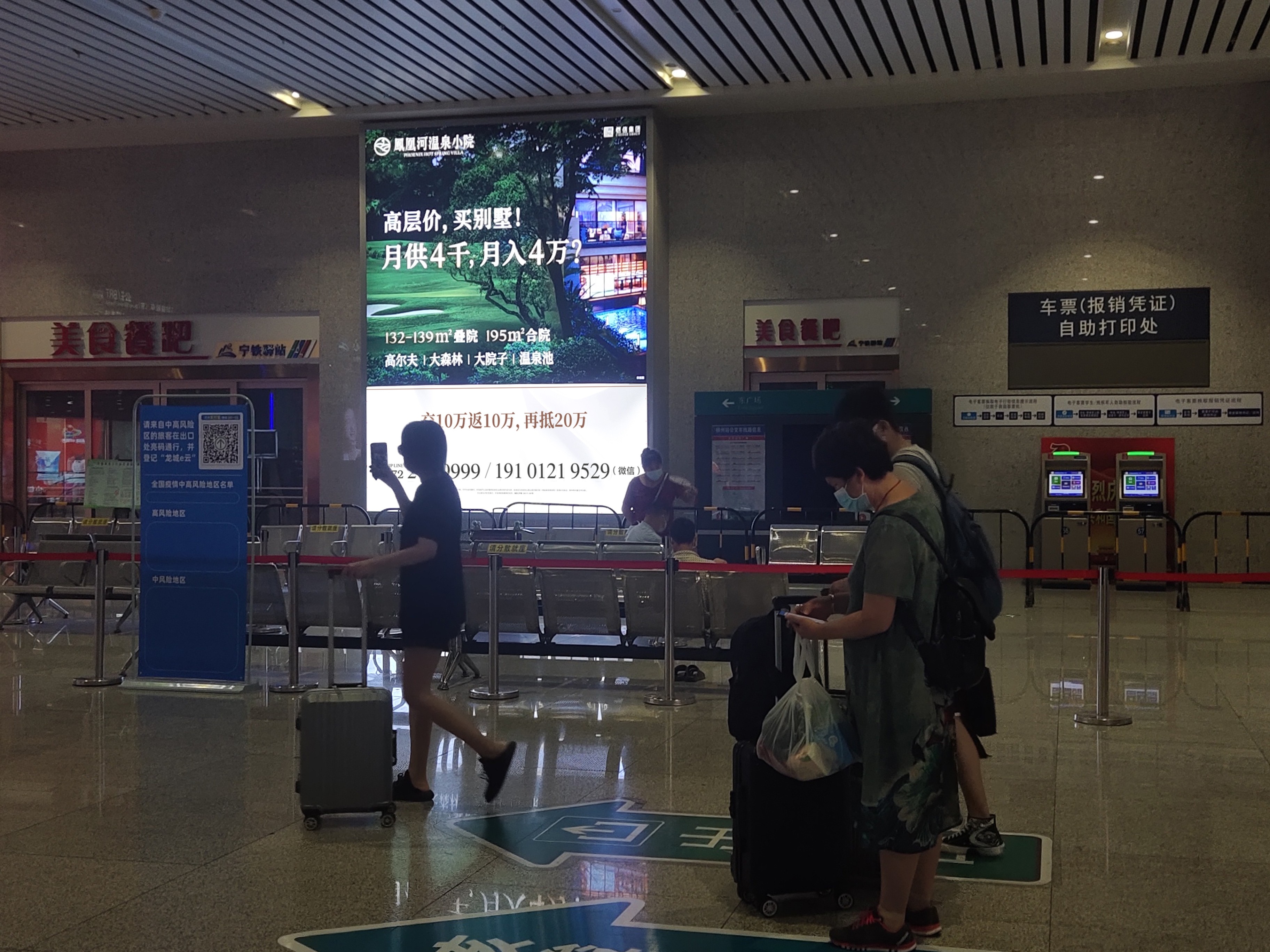 广西柳州地区柳州站出站大厅8火车高铁媒体灯箱