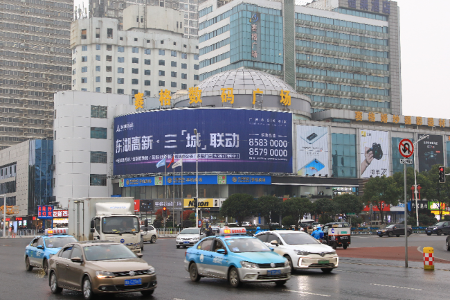 湖南长沙五一大道与车站路的交汇处赛格数码广场墙面地标建筑媒体多面翻大牌的图片