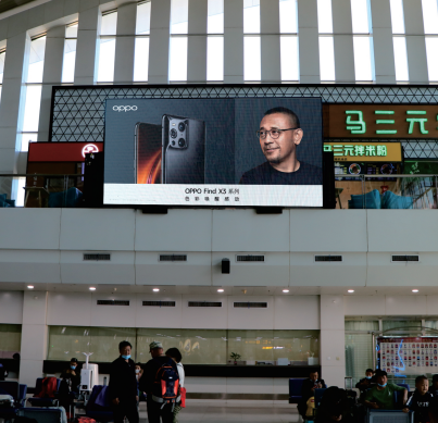 新疆乌鲁木齐地窝堡机场T2航站楼出港右侧机场媒体LED屏