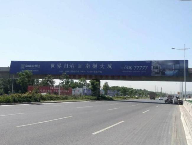 河南郑州四港联动与航海东路交汇处向北200米城市道路媒体单面大牌的图片
