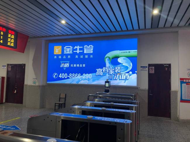 广西百色百色站出站口左侧火车高铁媒体灯箱的图片