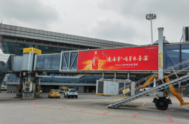 贵州贵阳龙洞堡机场T2航站楼外廊桥贴画机场媒体墙贴/地贴