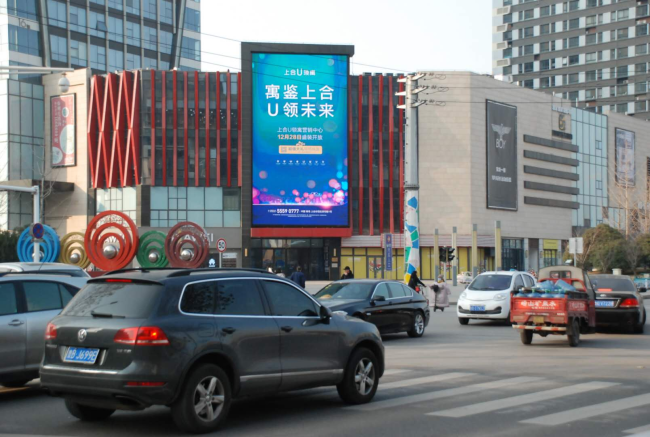 山东青岛胶州市扬州东路宝龙城市广场东广场正门地标建筑媒体LED屏的图片