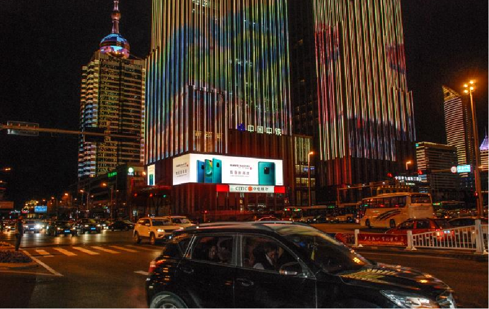 山东青岛香港中路与山东路交界青岛中铁中心墙体地标建筑媒体LED屏