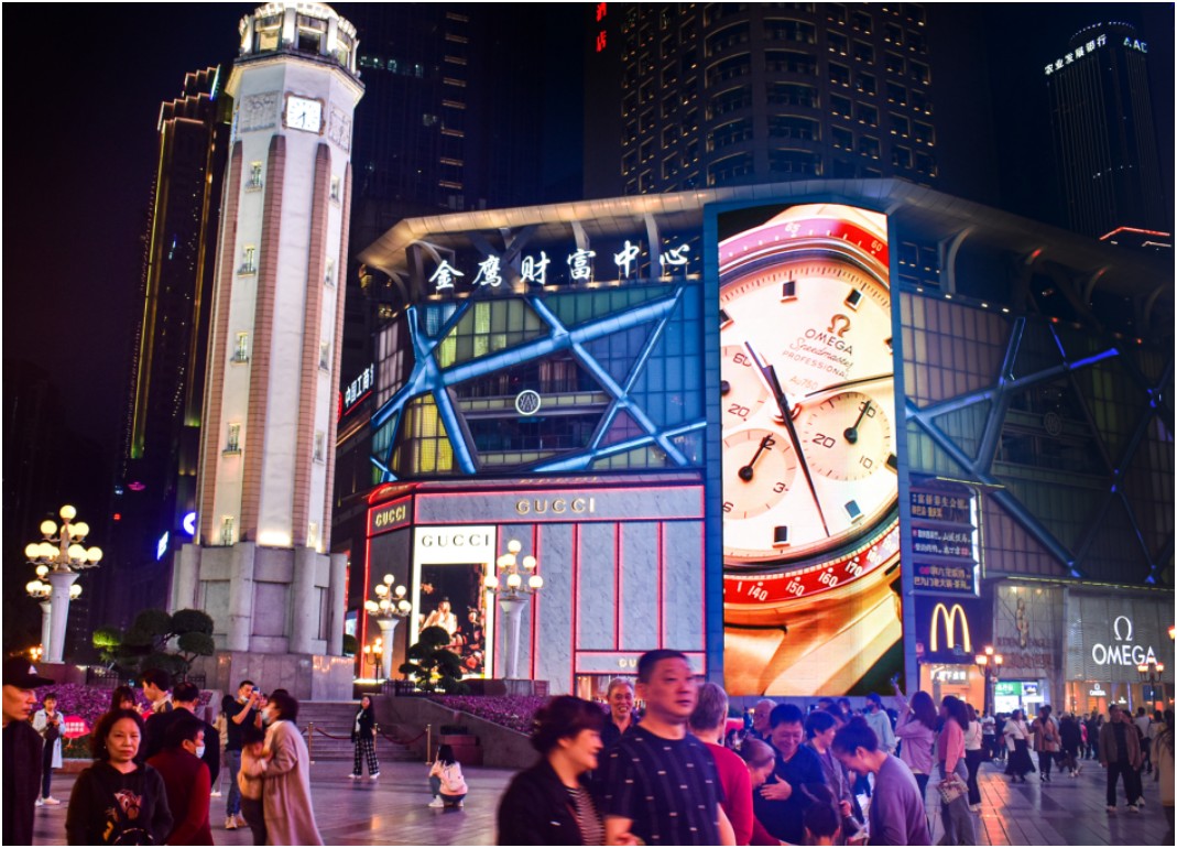 重庆渝中区解放碑金鹰财富中心地标建筑媒体LED屏