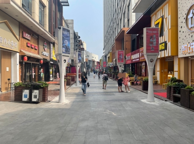 江苏南京江宁县江宁万达广场市区广场媒体LED屏的图片