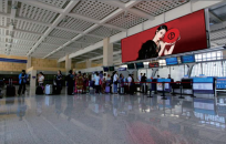 新疆吐鲁番地区吐鲁番机场国内出发办票厅值机柜台正上方机场媒体LED屏