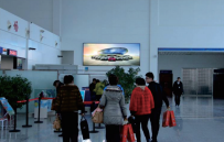 新疆博尔塔拉蒙古自治州博乐阿拉山口机场国内出发办票大厅安检通道旁机场媒体LED屏