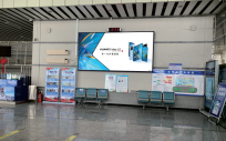 新疆阿勒泰地区布尔津县喀纳斯机场国内出发办票大厅安检通道旁机场媒体LED屏