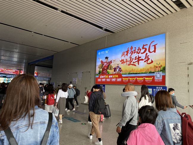 广西贵港贵港站一站台出站口火车高铁灯箱的图片