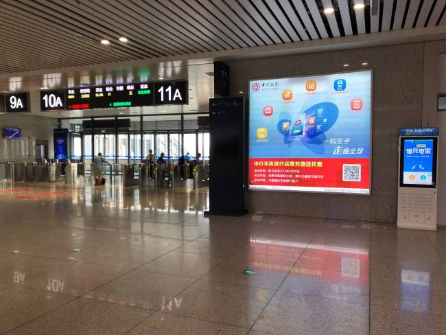 广西柳州地区柳州站闸机检票口两侧1火车高铁灯箱的图片