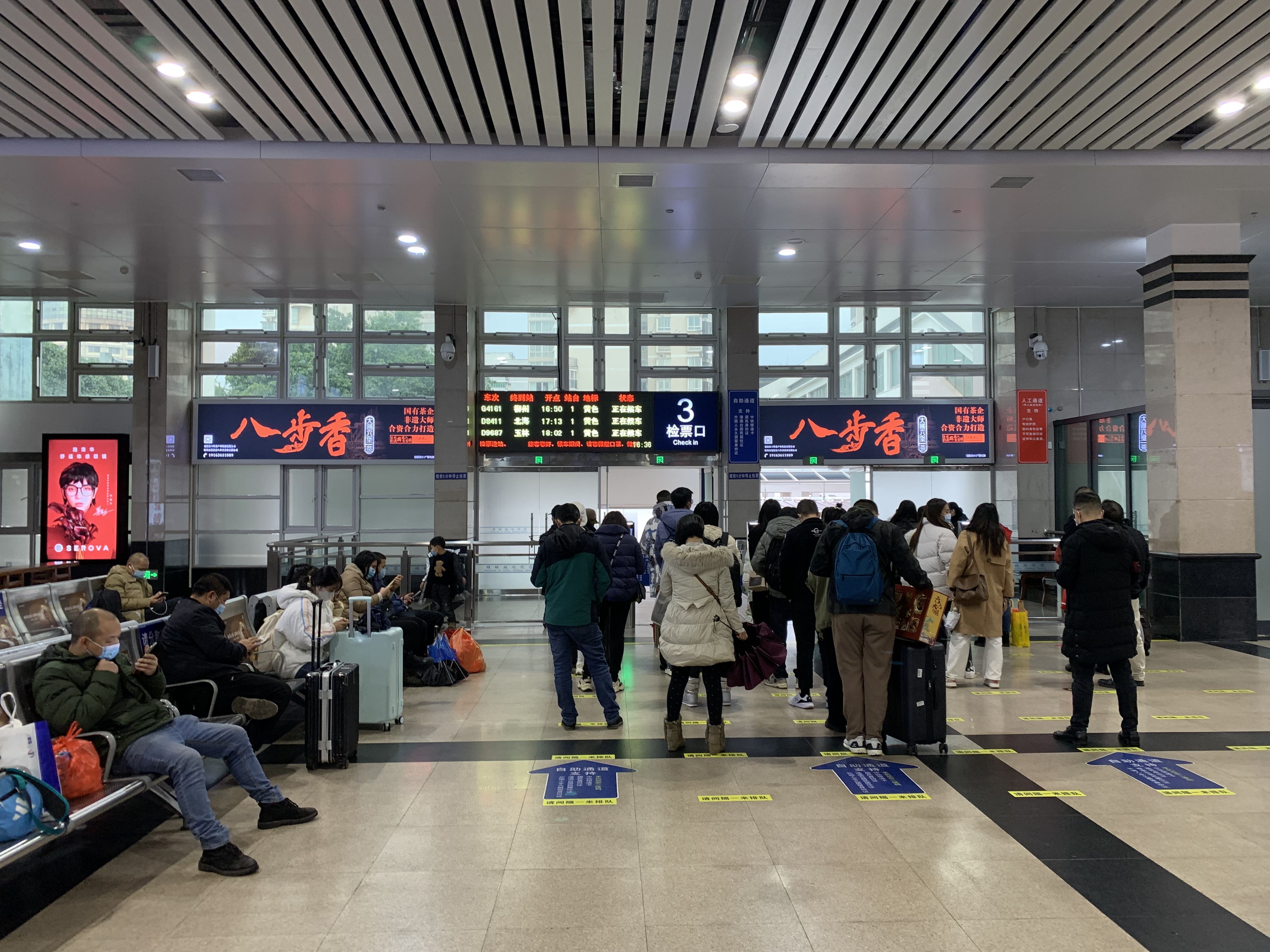 广西桂林桂林站二楼候车室第3检票口两侧火车高铁灯箱