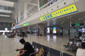 广西柳州地区候车室二楼围栏1火车高铁灯箱