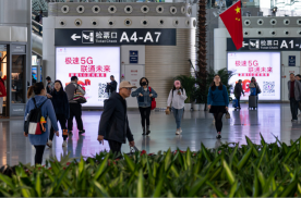 江苏南京南站出发层候车大厅风柱火车高铁媒体灯箱