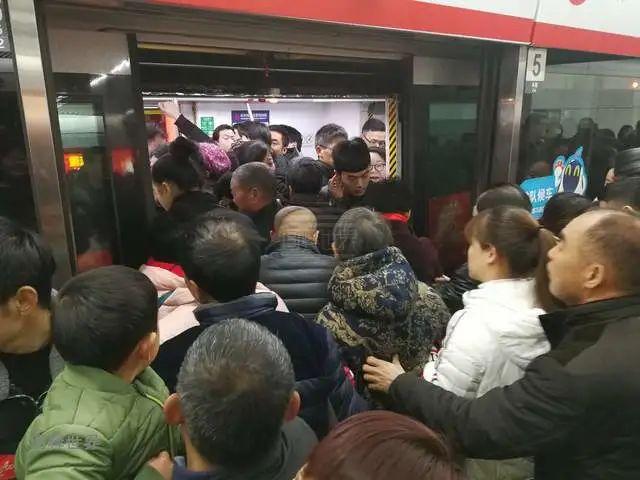 地铁也开始内卷？广州设计火了！