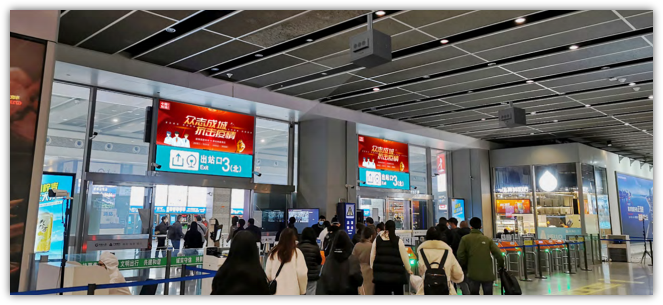 上海闵行区虹桥高铁站到达层检票出口上方火车高铁媒体LED屏