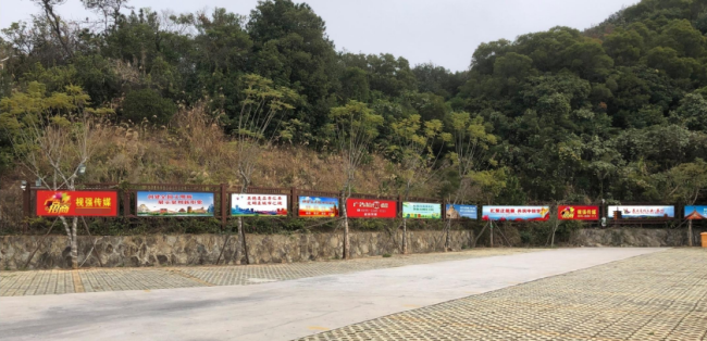 福建泉州清源山景区南台岩停车场景区媒体围挡栅栏的图片
