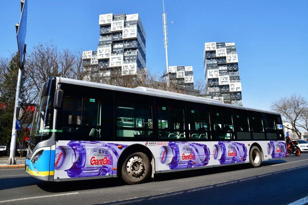 百岁山延续2021年经典广告画面,简约而不简单;充分利用北京单层公交车