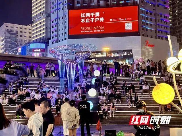 五一广场LED屏打造“城市音乐提词屏” 全城市民共唱《告白气球》