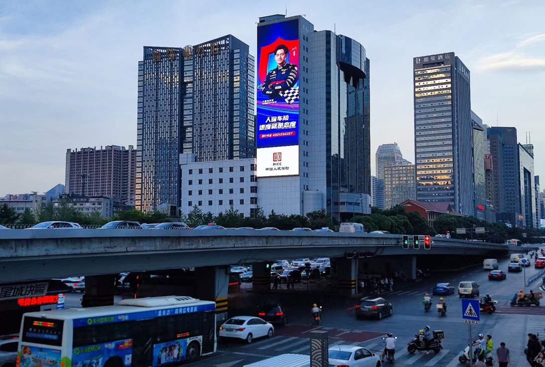 湖南长沙芙蓉区五一广场银监局大楼屏地标建筑媒体LED屏