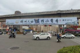 广西南宁衡阳东路城市天桥媒体多面翻大牌